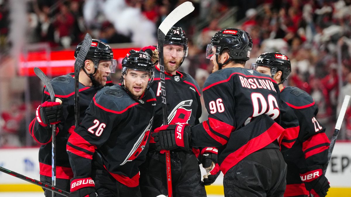 Podceňovaní, zesměšňovaní. Hurricanes ale doma řádí jak černá ruka, pomohla i hokejka uvízlá v mantinelu